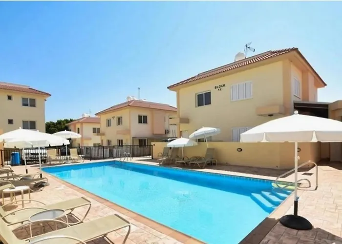 Apartment Penthouse - Sleeps 4 - Sea Views Paralimni