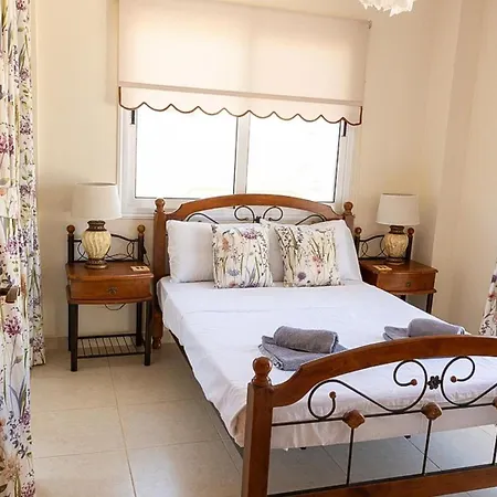 Penthouse Sleeps 4 - Sea Views Pool * Паралимни
