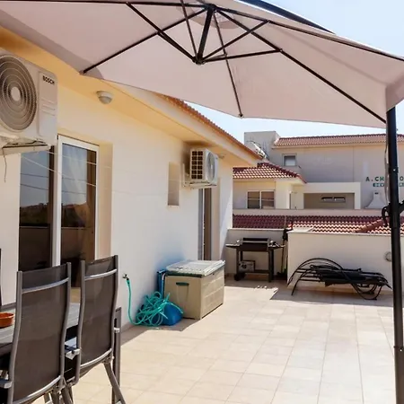 Penthouse Sleeps 4 - Sea Views Pool Паралимни