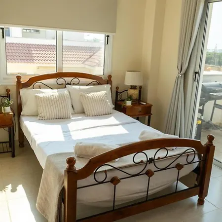 Апартаменты Penthouse Sleeps 4 - Sea Views Pool *