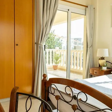 Penthouse Sleeps 4 - Sea Views Pool * Паралимни