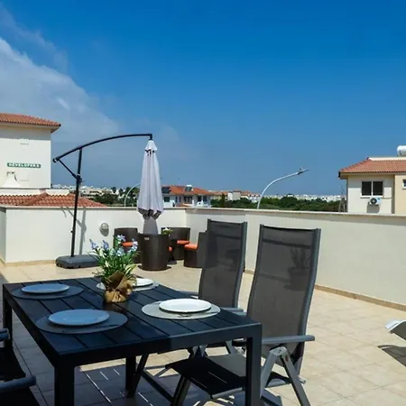 Penthouse Sleeps 4 - Sea Views Pool Паралимни