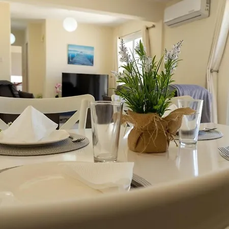 Penthouse Sleeps 4 - Sea Views Pool Апартаменты