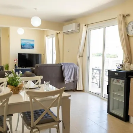 Апартаменты Penthouse Sleeps 4 - Sea Views Pool Паралимни