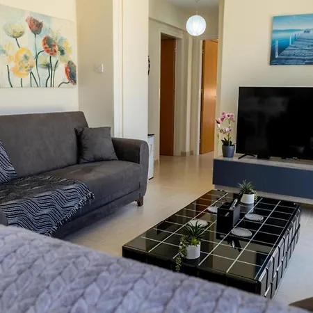 Penthouse Sleeps 4 - Sea Views Pool Паралимни