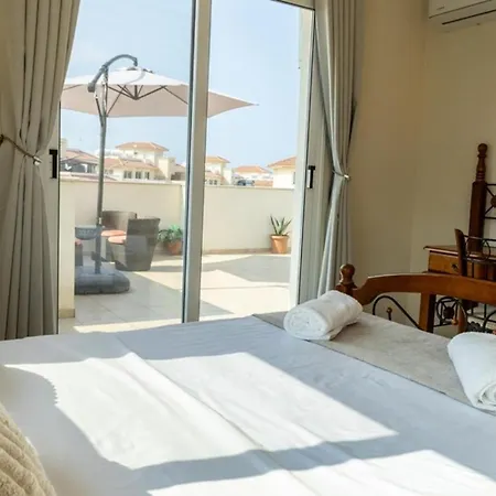 Апартаменты Penthouse Sleeps 4 - Sea Views Pool *