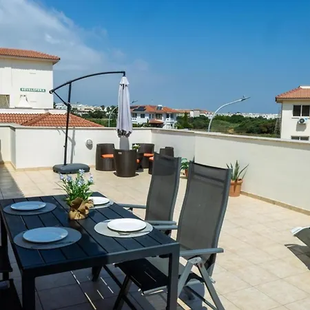 Penthouse Sleeps 4 - Sea Views Pool Апартаменты