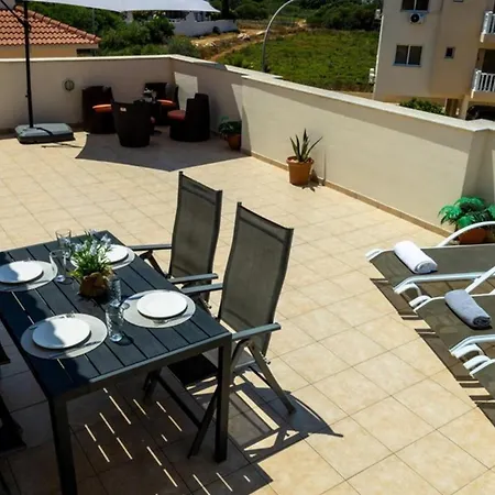 Penthouse Sleeps 4 - Sea Views Pool Апартаменты *