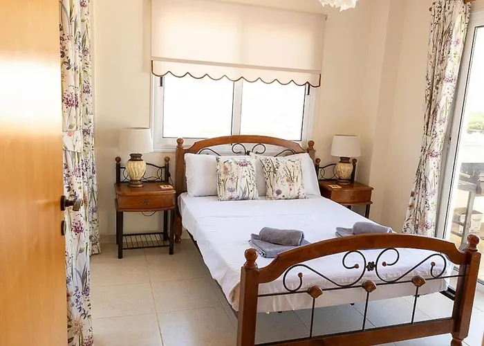 Penthouse - Sleeps 4 - Sea Views * Paralimni