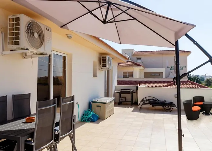 Penthouse - Sleeps 4 - Sea Views Paralimni